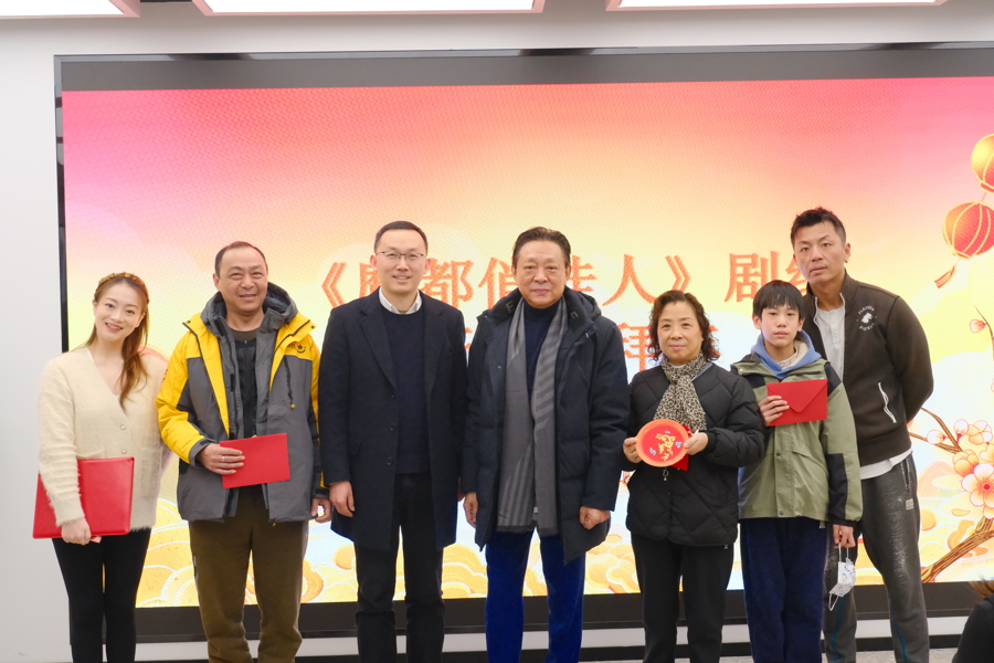毛猛达进社区送新春祝福聊新戏抽戏票还唱了一首歌