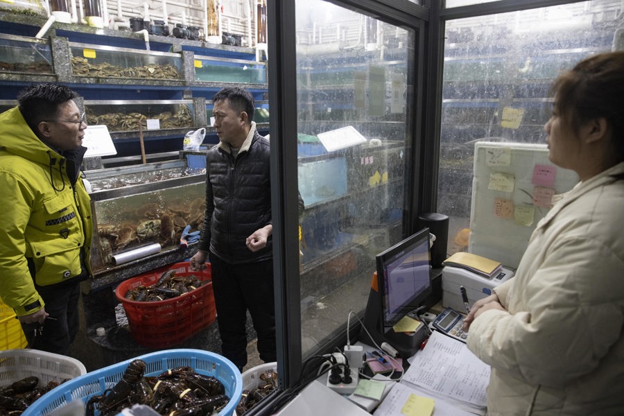 龙年春节波龙走俏沪上最大海鲜市场通宵达旦备货