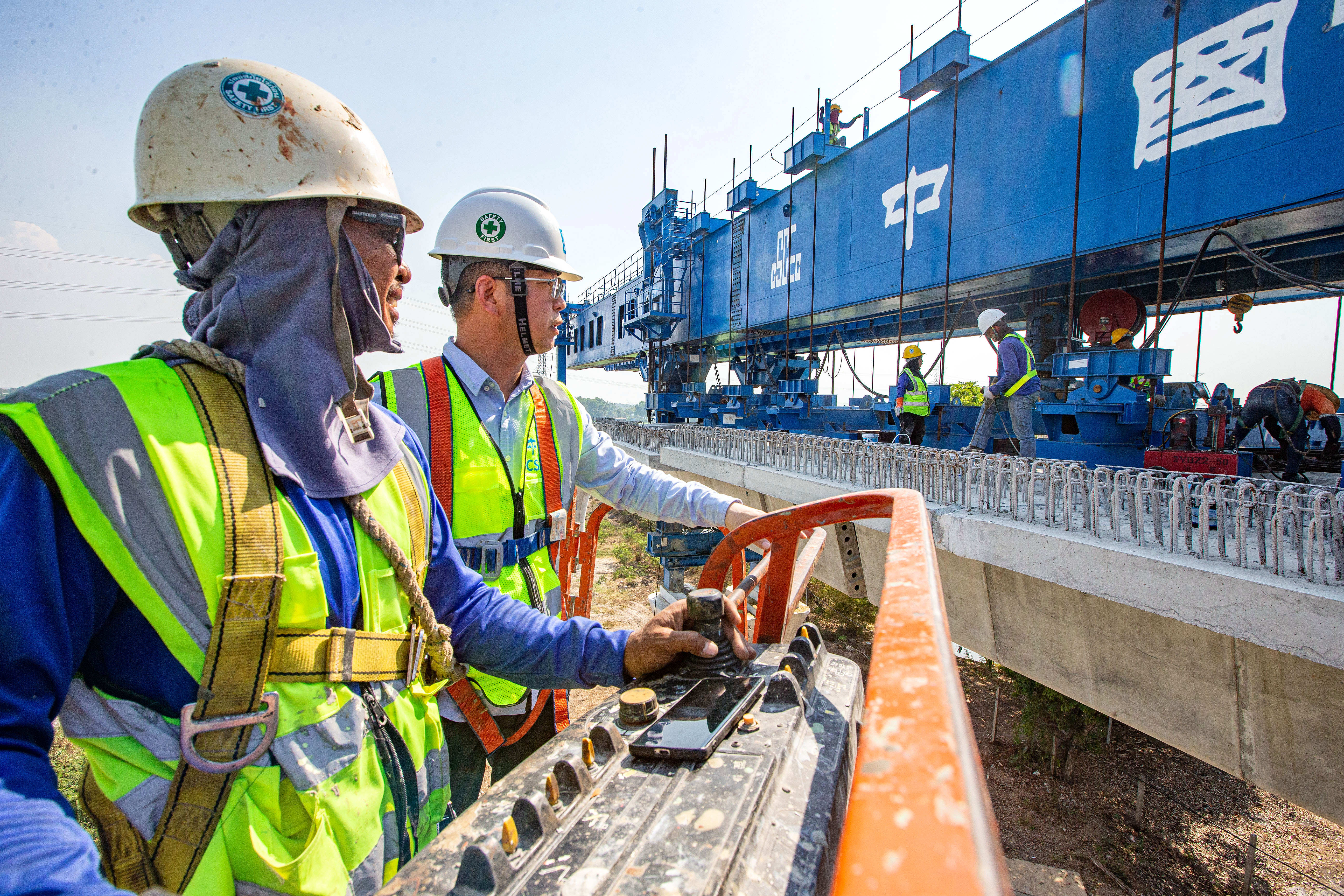 锦绣中国年丨春节不打烊中国建设者坚守中泰高铁施工一线
