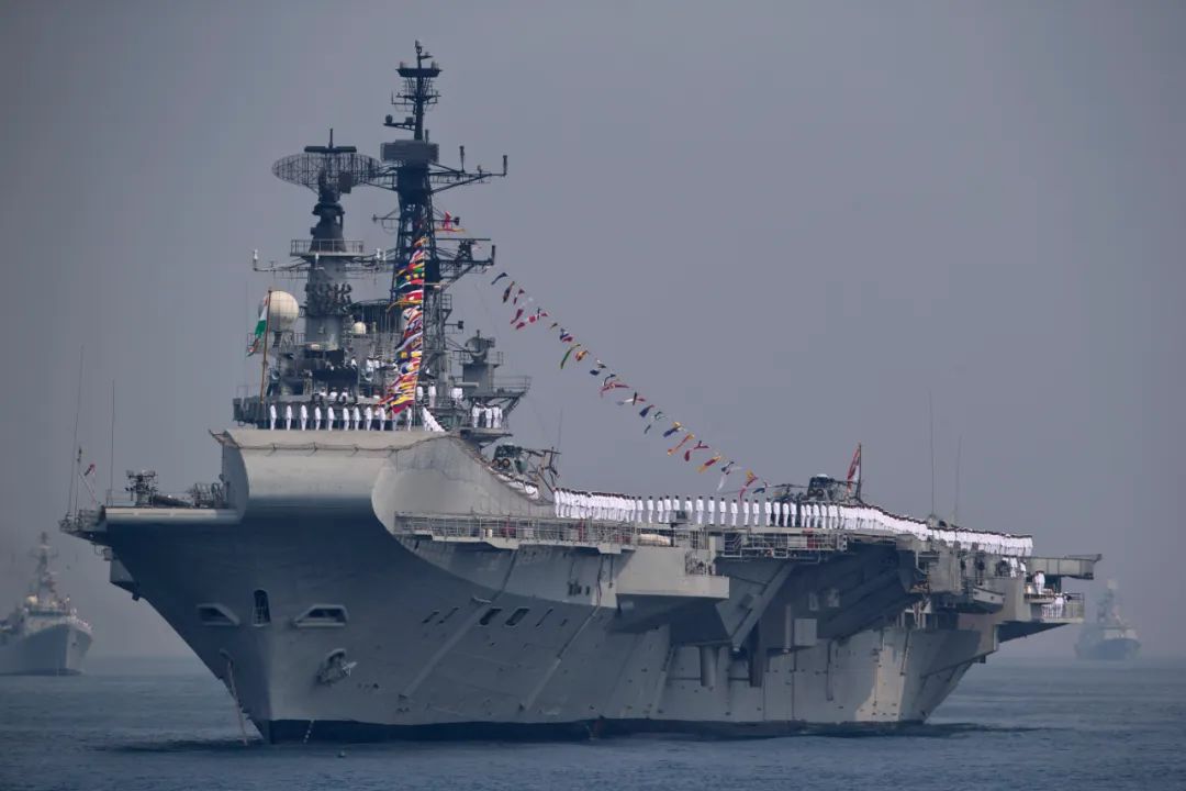 多国军演印度出动双航母战斗群