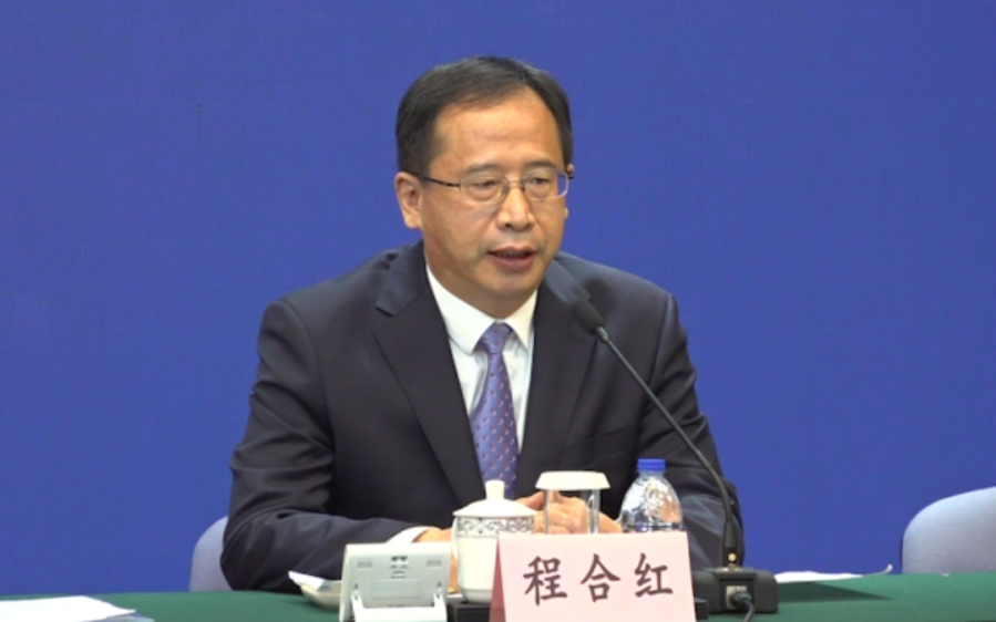 界面新闻报道称,程合红在出任上海证监局局长之前,曾在证监会法律部