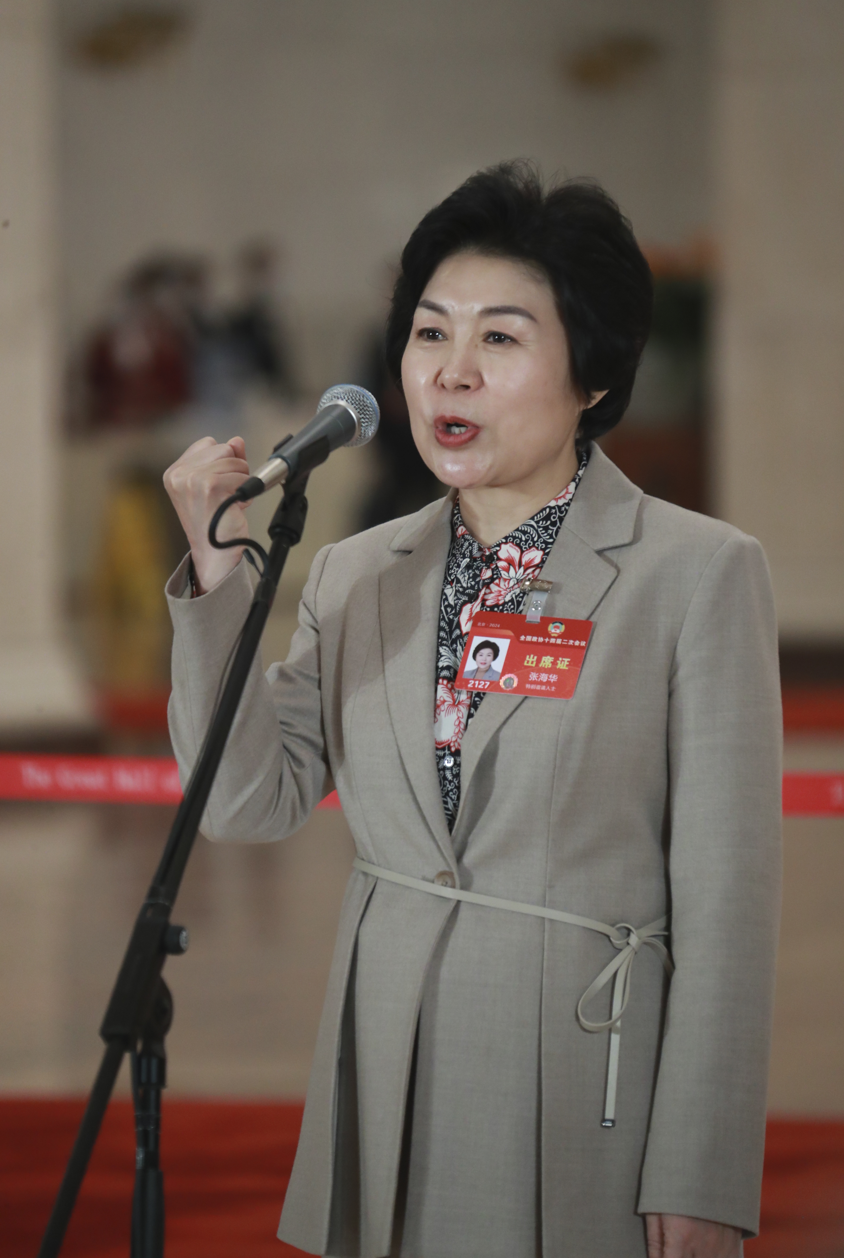 两会镜距离她们的风采