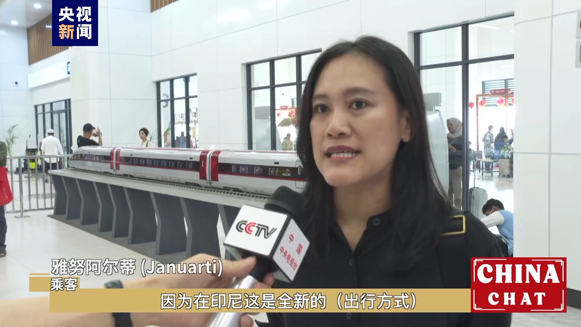 印尼乘客在雅万高铁拍照留念中国创新科技助力印尼发展2024年3月7日