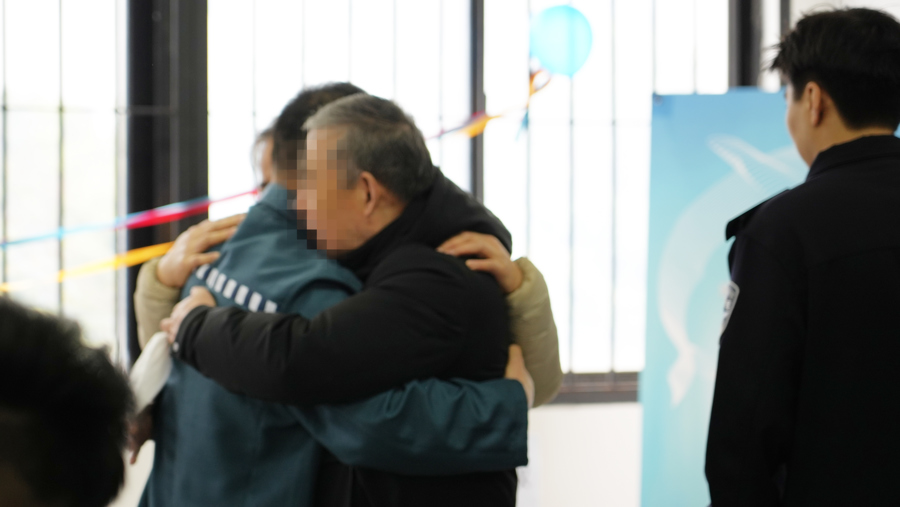 坐飞机乘高铁60多名罪犯的家人从全国各地来到青浦监狱就为了吃这顿饭