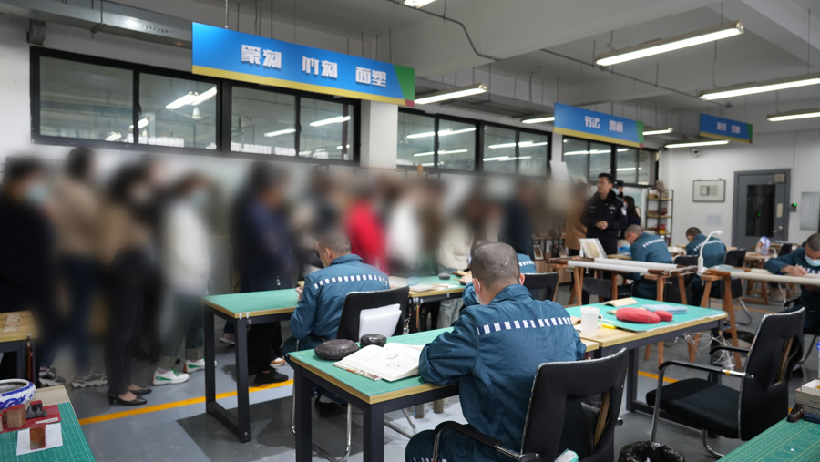 坐飞机乘高铁60多名罪犯的家人从全国各地来到青浦监狱就为了吃这顿饭