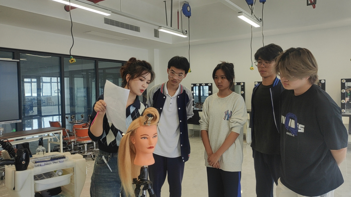 "杭州市创意艺术学校美发专业教师,第45届世界技能大赛美发项目比赛
