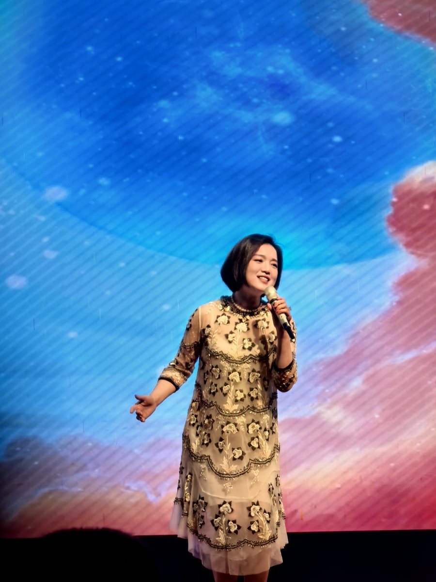 晚会在女歌手,青年双排键演奏家王小玮对《中国美》等歌曲的演绎中拉