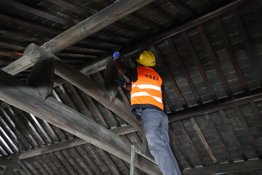 枫泾古镇老宅修缮记:那面留有78处弹痕,倾斜40厘米的遗迹墙"扶正"了