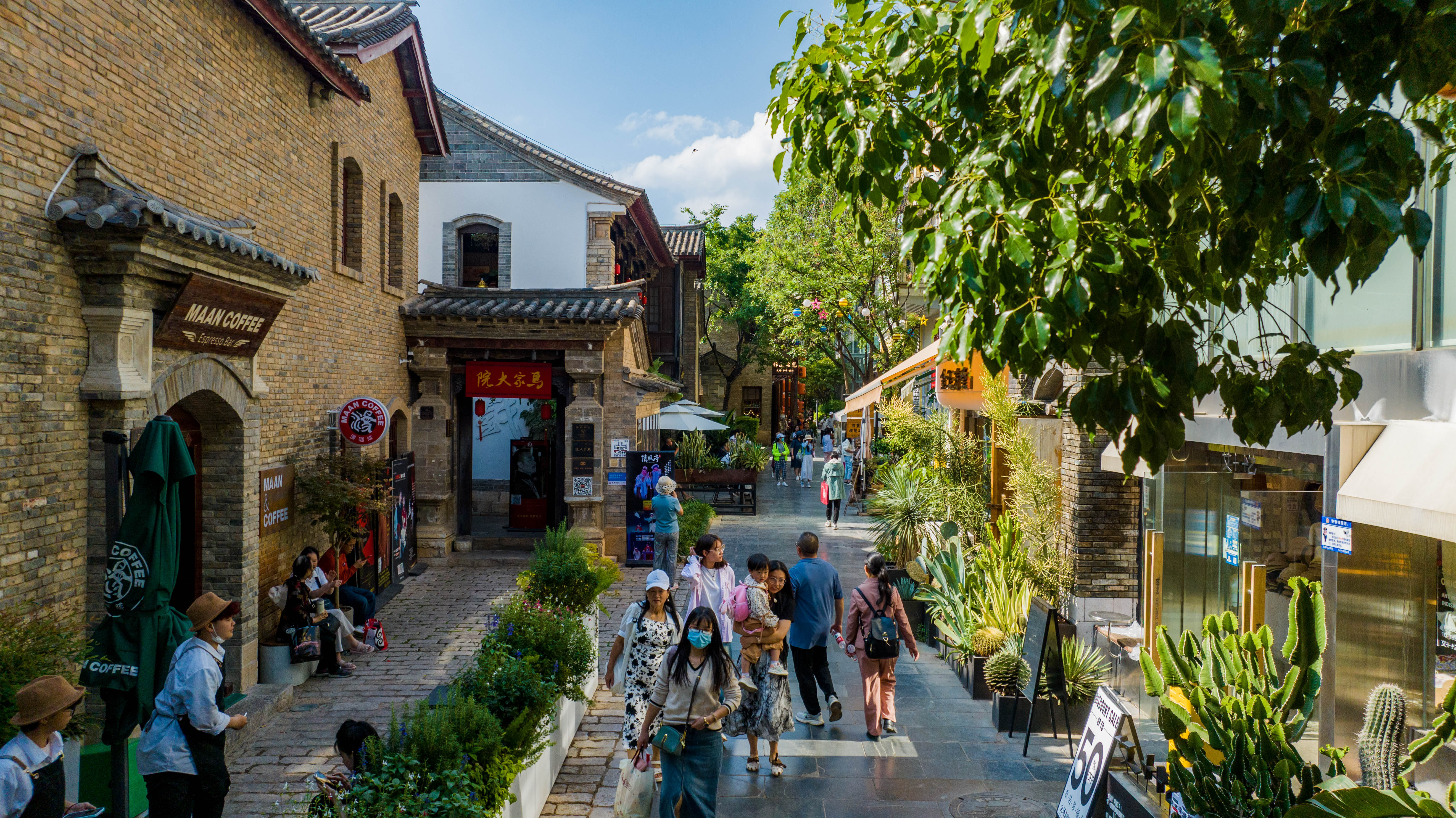 拼版照片:上图是修缮前的昆明老街(资料照片);下图是5月13日拍摄的