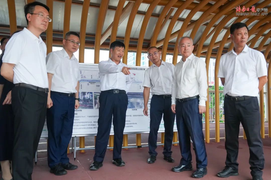 大雨致路面积水严重,省长现场提问:"项目建设进度为什么这么慢?