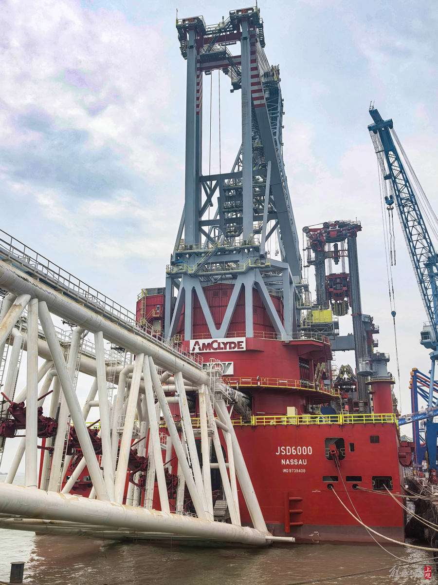 全球首制,全国首艘!上海振华重工研制成功多功能油气铺管船