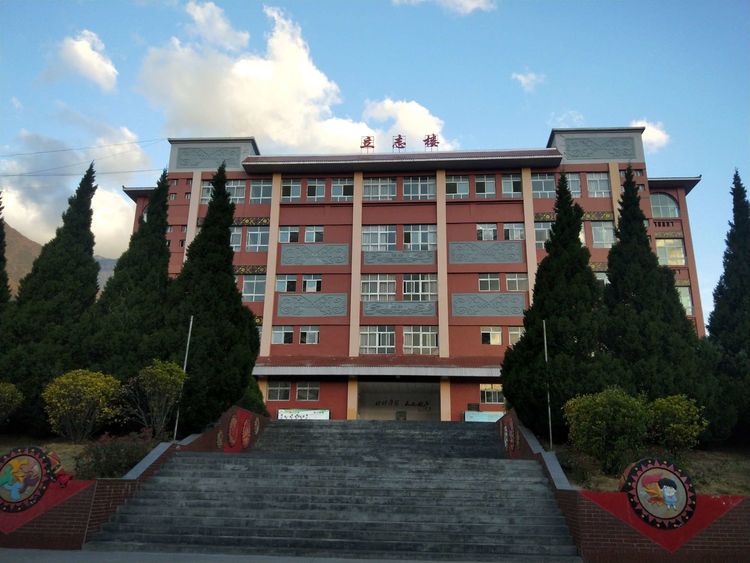 20年捐1000多万援助大凉山铁道兵希望学校,上海球迷王尔康的公益人生