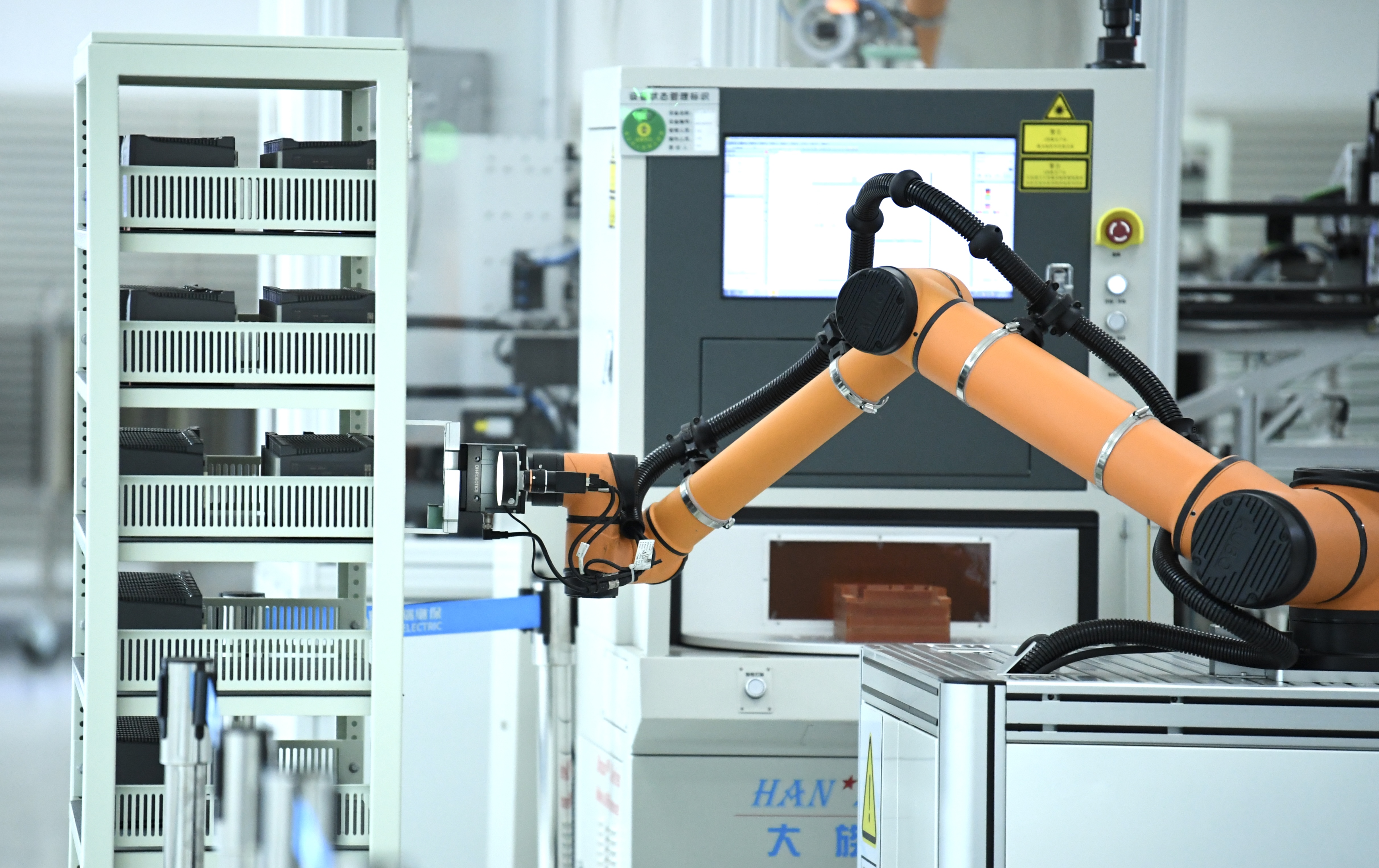 6月3日,在南瑞继保电气有限公司生产车间,调试工程师在核对板卡信息.