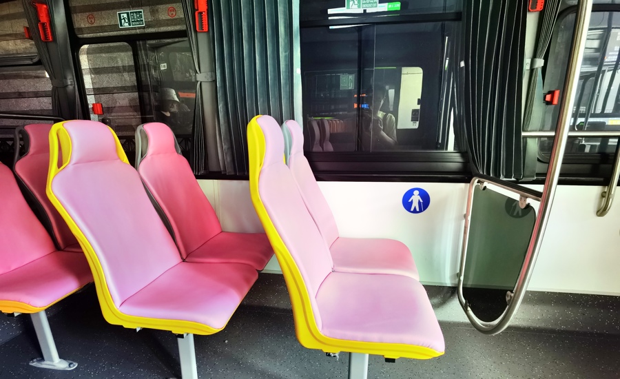 在场 | 上海的新公交车可爱了但小了,"宝宝巴士"乘客们怎么看?