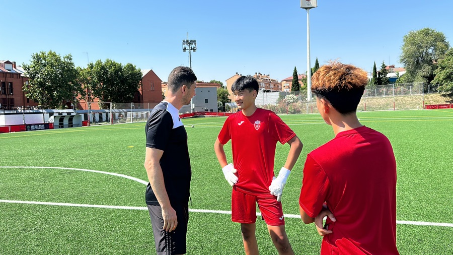 观察:西甲俱乐部签约上海年轻门将周世杰,孙吉正用自己的方式探索青训