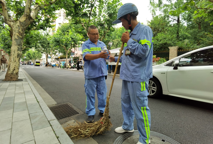 数万名环卫工人将工作服染成深蓝色,有人腰间多了一对熊猫眼