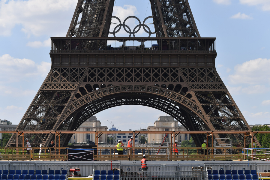 巴黎埃菲尔铁塔变身奥运赛场;俄联邦安全局:挫败乌对俄航母恐袭企图