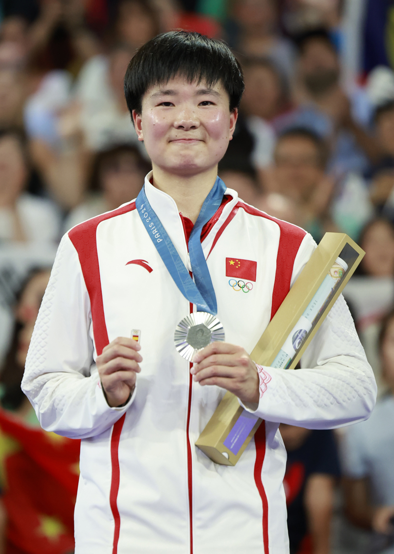 何冰娇虽无缘金牌,但她在领奖台致敬受伤对手马林的举动,真正展现奥运