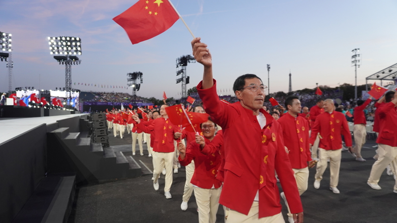 "中国红"闪耀亮相"有许多残疾人参与节目表演,巴黎残奥会开幕式现场