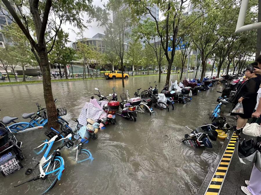 受台风“普拉桑”影响，上海早高峰部分道路积水，交警全力保畅通