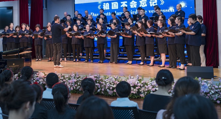 这次难得的文化艺术交流，以音乐为桥梁，唱响童声师韵