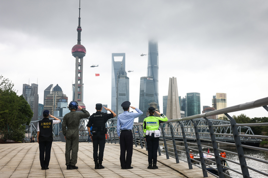 五星红旗飘扬飞跃黄浦江！上海公安警用直升机巡飞献礼国庆