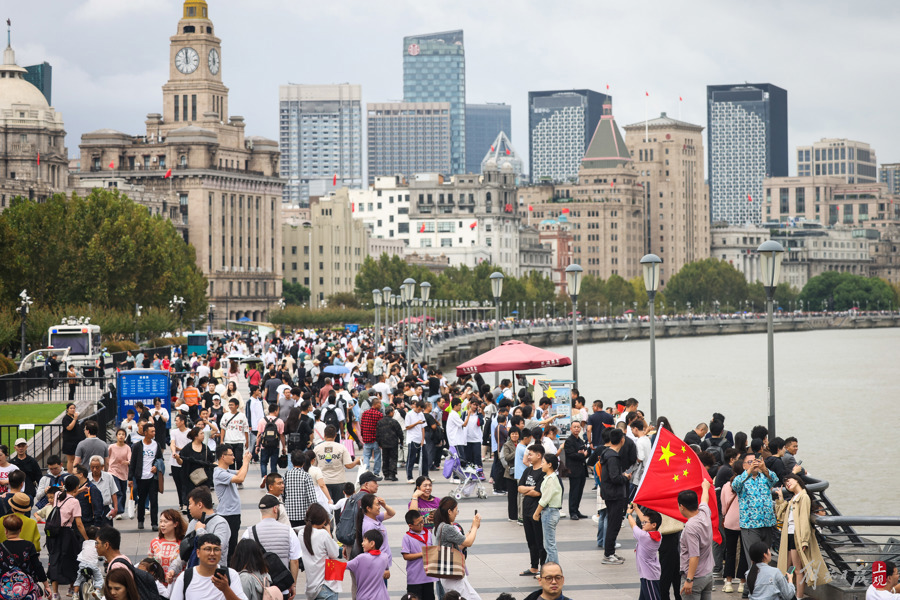 国庆假期首日：外滩游人如织，新地标“我爱SH”吸睛