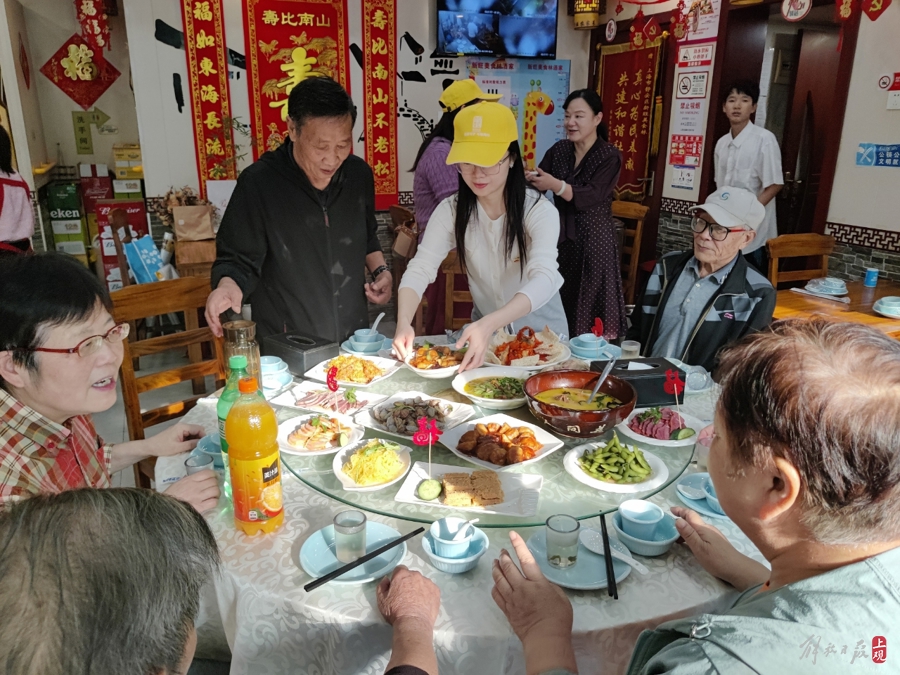 ​社区餐饮店设宴，网约车司机接送，上海这个社区的百位老人共享重阳团圆宴