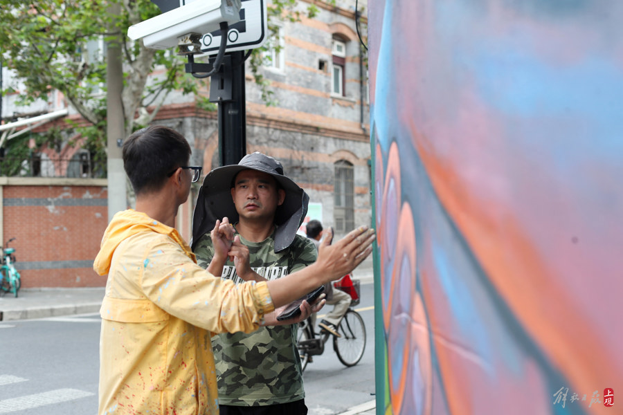 让旧改基地老房子"枯木逢春",人们给这群聋人画师点赞