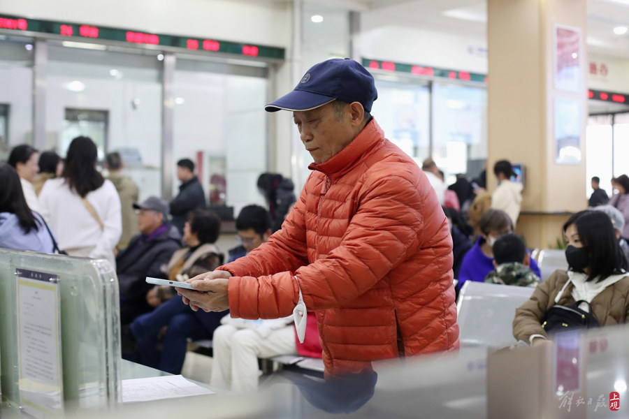 税收新政下，中介到房地产交易中心“上班”，一天接待3、4批客户