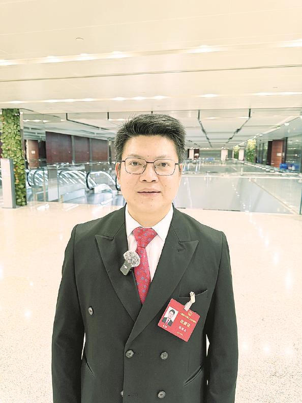 市人大代表陈俊杰:建议试点"无人巴士"夜宵线