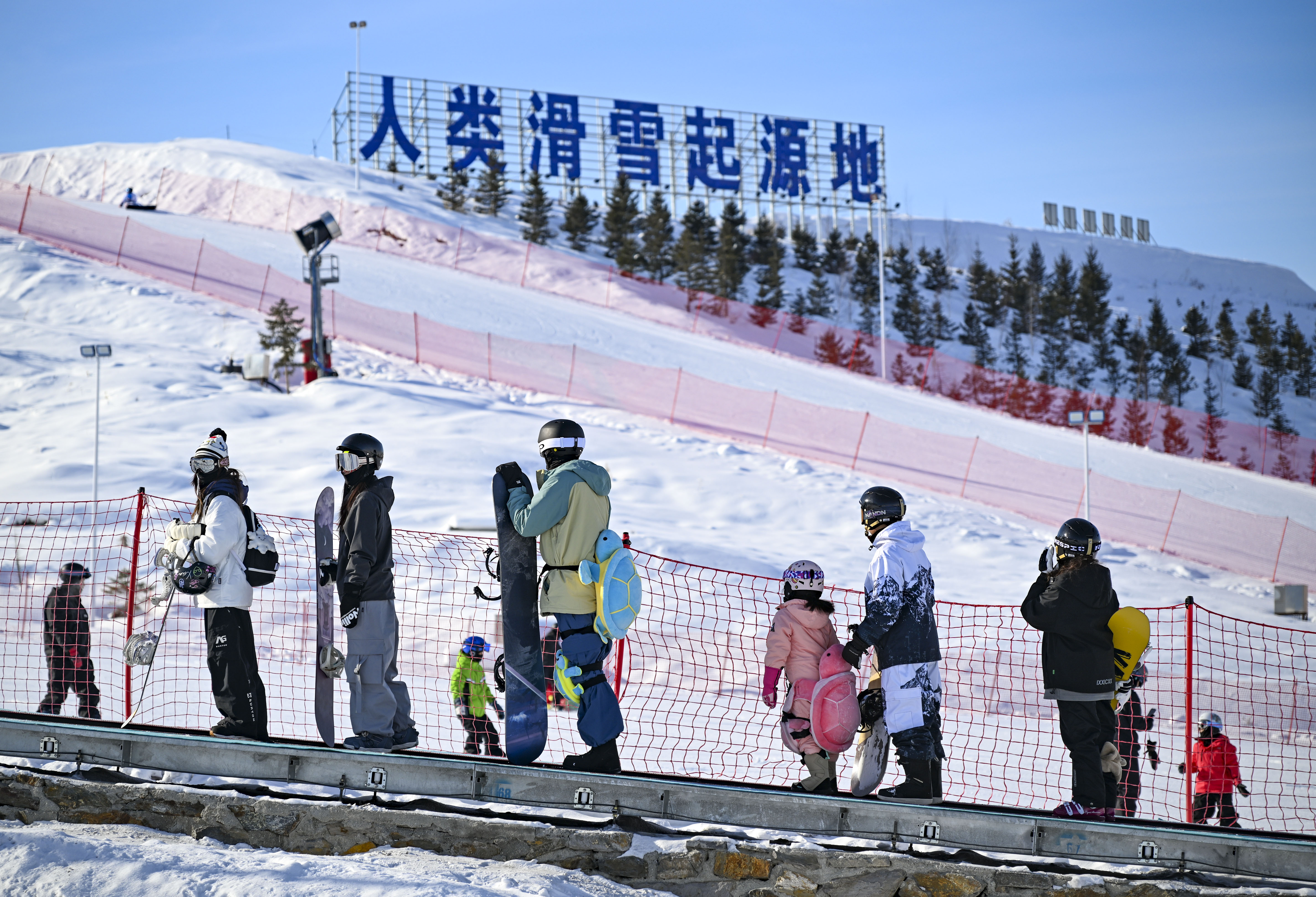 新疆天山天池滑雪场图片