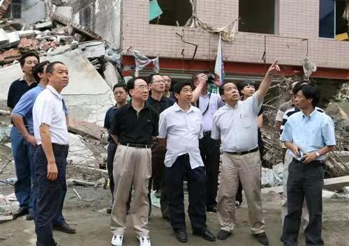 李永盛教授(右二)率同济大学专家赴都江堰、北川考察。 李永盛教授(右二)率同济大学专家赴都江堰、北川考察。