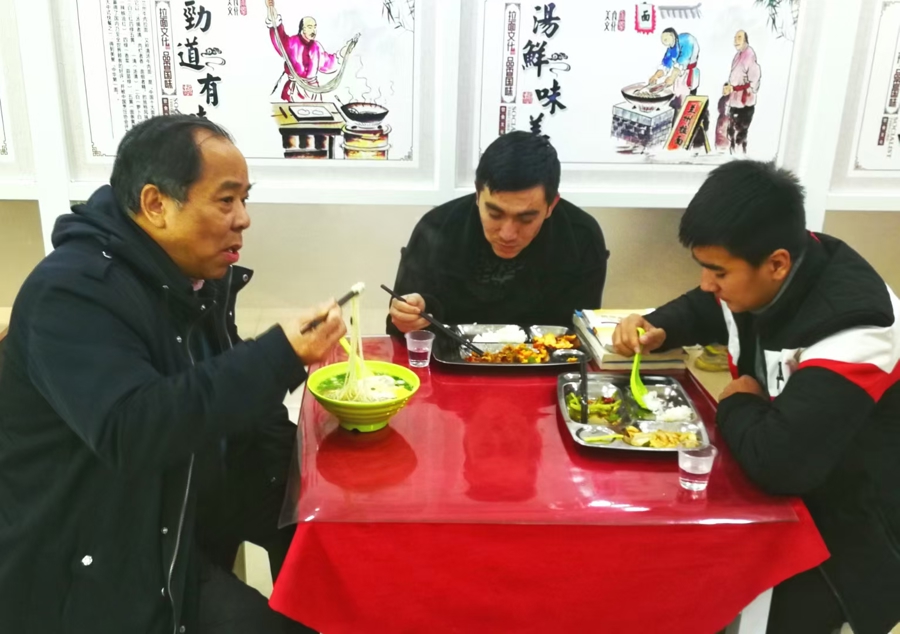 李永盛和学生共进午餐。 李永盛和学生共进午餐。
