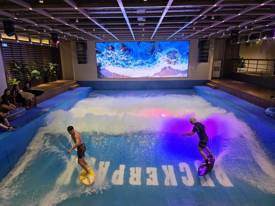 当城市跃入深蓝洛克公园水世界开启都市海洋运动新图景