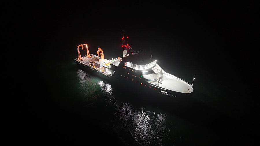 “同济”号在夜间试航。 “同济”号在夜间试航。