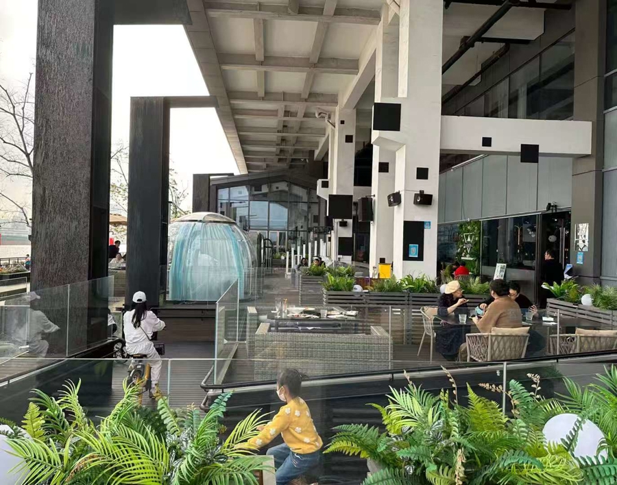 如遇无障碍堵点,可以通过多方协商找到合理的改进方案。图为经微改造,丹东路码头无障碍路线中断问题得到改善。 如遇无障碍堵点,可以通过多方协商找到合理的改进方案。图为经微改造,丹东路码头无障碍路线中断问题得到改善。