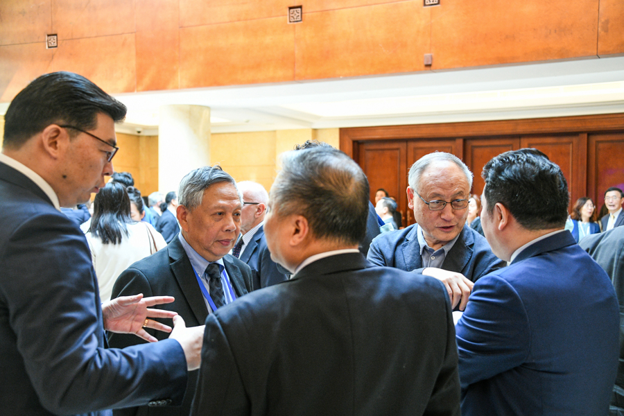 图为“世界市长对话∙上海暨2025年上海国际友好城市合作论坛”活动主论坛现场的同济大学建筑与城市规划学院教授 伍江(左2)与同济大学可持续发展与管理研究所所长 诸大建(右2)。 本报记者 邢千里 摄 图为“世界市长对话∙上海暨2025年上海国际友好城市合作论坛”活动主论坛现场的同济大学建筑与城市规划学院教授 伍江(左2)与同济大学可持续发展与管理研究所所长 诸大建(右2)。 本报记者 邢千里 摄