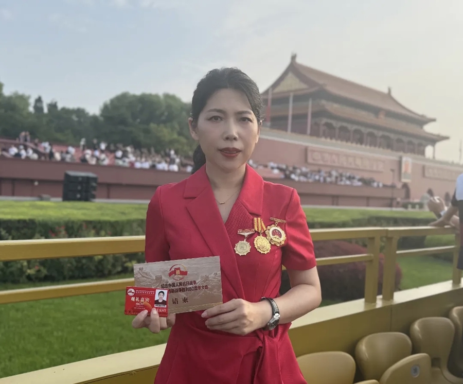 现场观礼的姚启明老师。 现场观礼的姚启明老师。