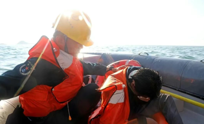 “感谢海军!”突遇落水人员,济宁舰官兵将其成功救起