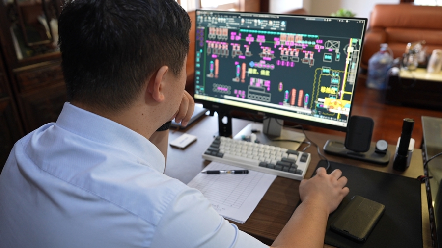 周吉查看自动化操作系统。