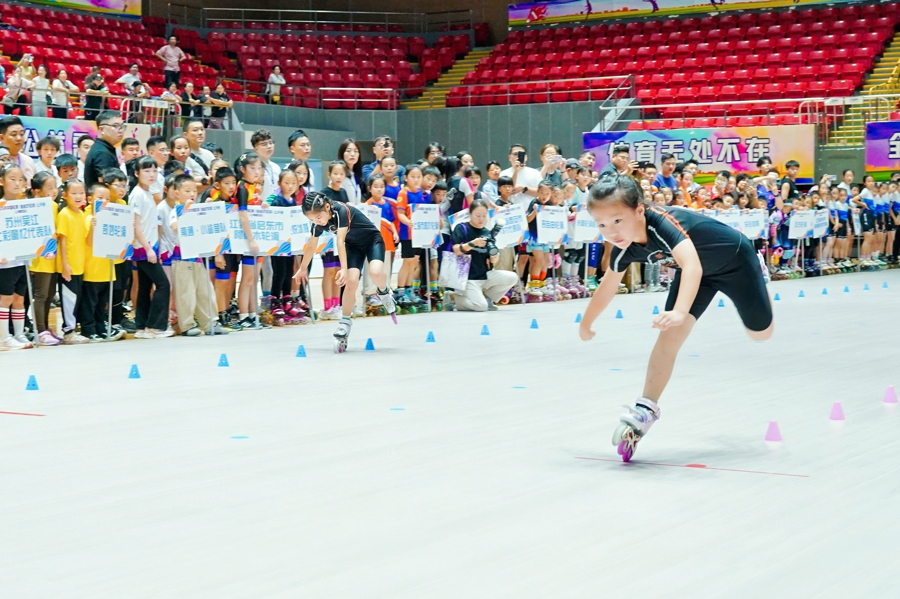 自由式轮滑比赛选手 l_CB20251019193002227026.jpeg