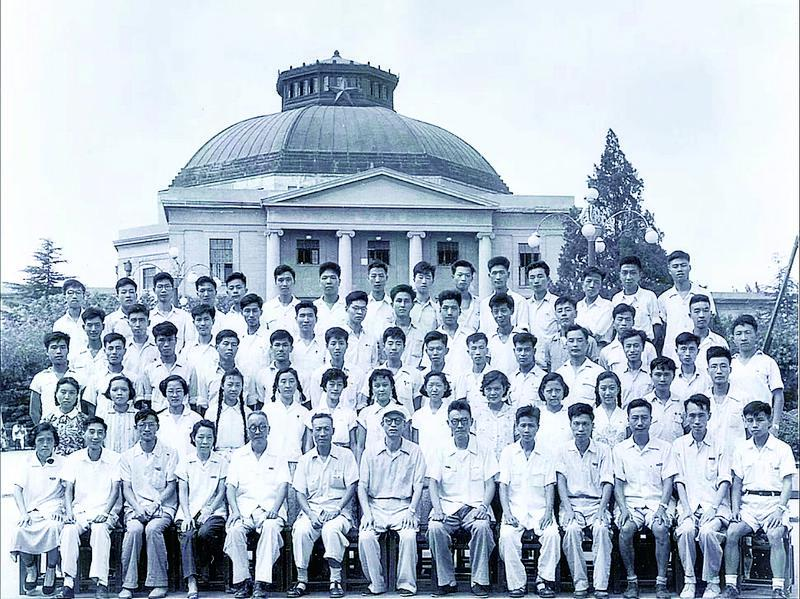 卢济威大学毕业合影(五排左八)。  资料照片 卢济威大学毕业合影(五排左八)。  资料照片