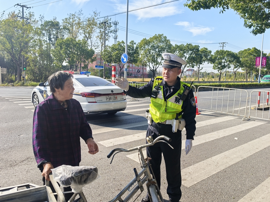 2025上海长滩半程马拉松今日开跑 上海警方多举措护航赛事_平湖金山乡村半程马拉松赛事安全防护_2025平湖金山乡村半程马拉松安保措施