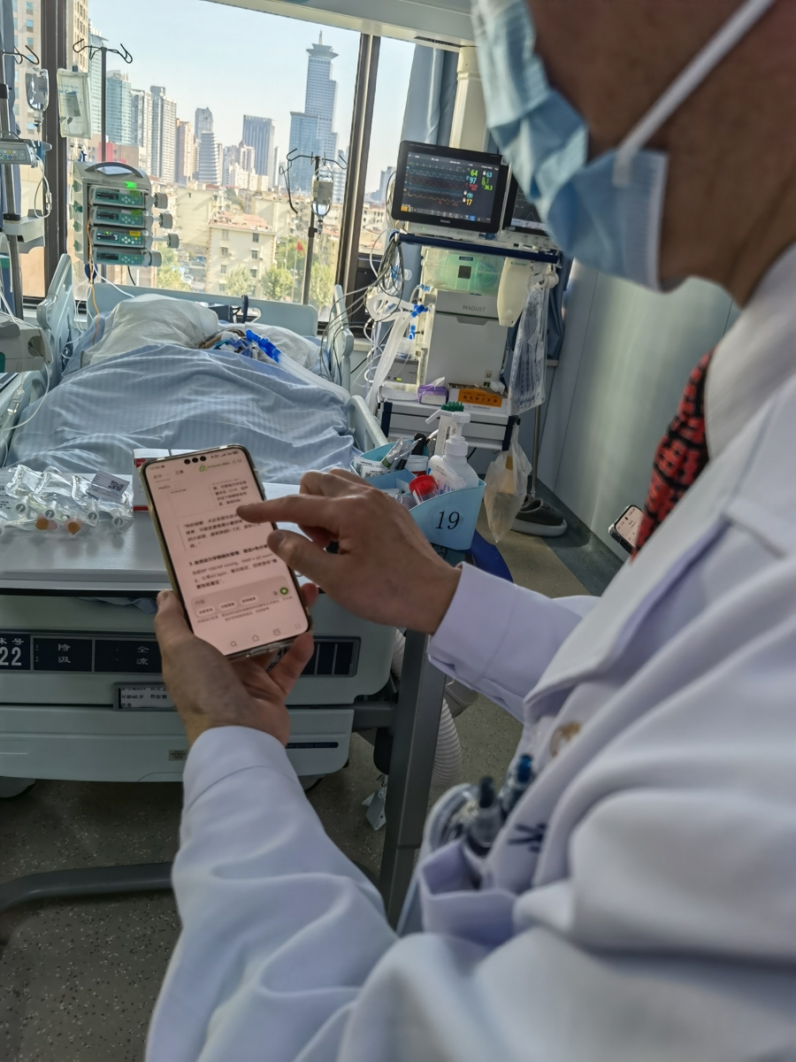 在重症监护室,医生在手机端即可方便使用Med-Go。 在重症监护室,医生在手机端即可方便使用Med-Go。