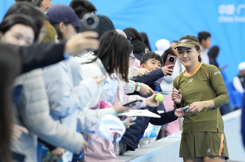 组图：全运网球-王欣瑜0-2朱琳无缘决赛 摊手略显无奈_全国运动会网球女子单打半决赛 朱琳 王欣瑜