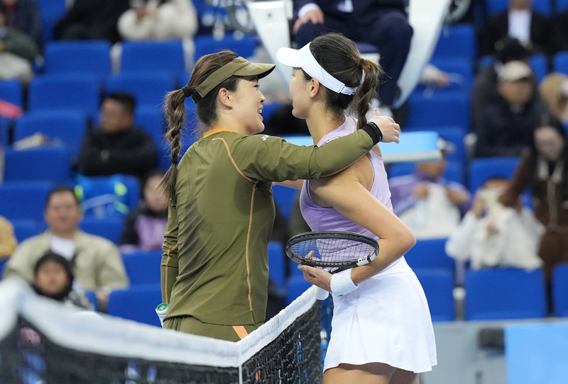 组图：全运网球-王欣瑜0-2朱琳无缘决赛 摊手略显无奈_全国运动会网球女子单打半决赛 朱琳 王欣瑜