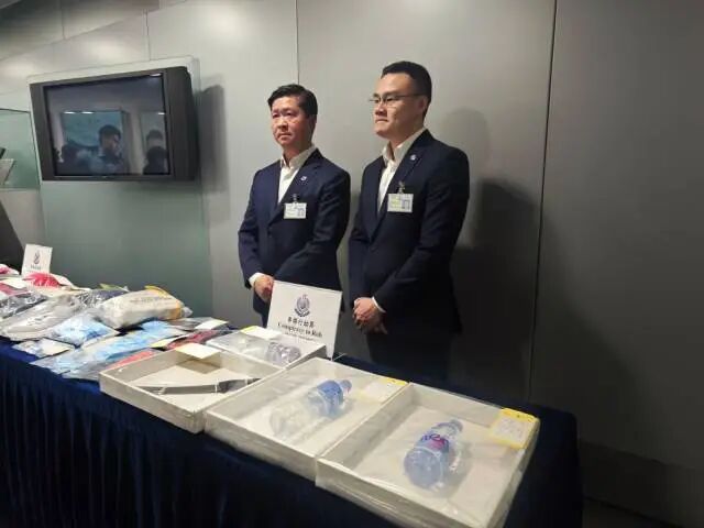 警方展示相关证物。