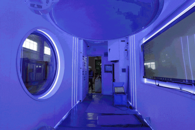 南极健康疗愈舱内，可调节的灯光。