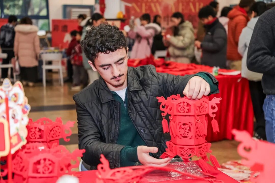 同济大学留学生体验做灯笼。